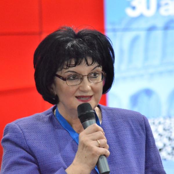 Dr. Laura Condur